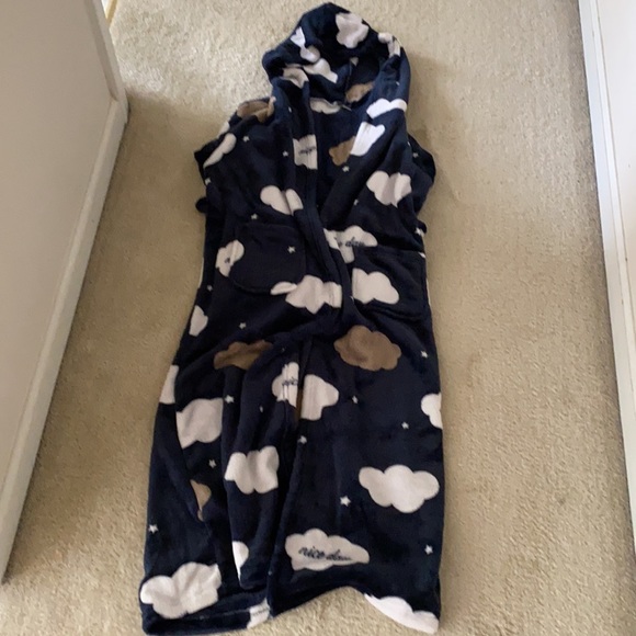 Fuzzy cloud pajama set with hooded robe - Picture 4 of 4